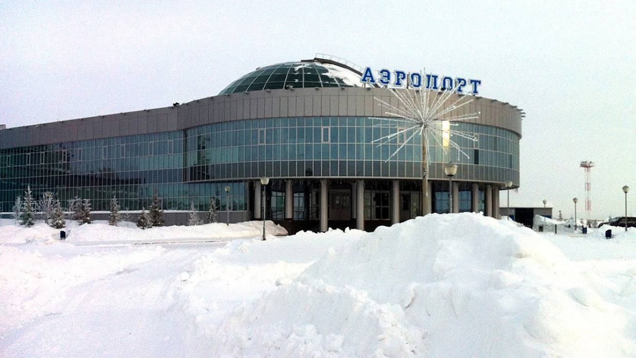 Два вертолета не могут покинуть аэропорт Салехарда из-за непогоды