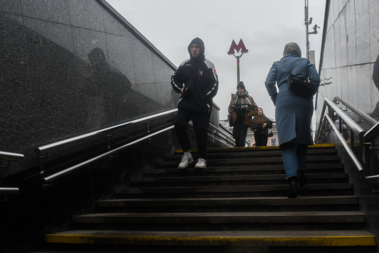 Поезда на оранжевой ветке метро в Москве идут с задержкой из-за задымления в вагоне