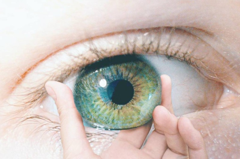 Девушка играет с вашим воображением и немного ломает мозг - похожая новость на Toplenta