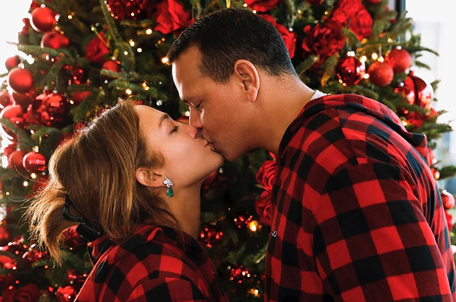 Подарки и поцелуи: Дженнифер Лопес и Алекс Родригес отпраздновали Рождество
