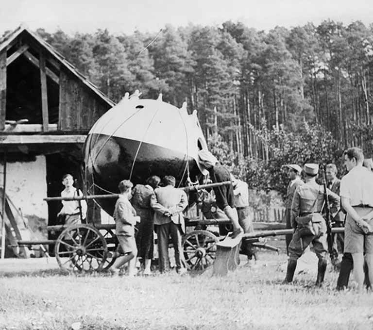 На фото: подготовка к испытаниям стратостата Огюста Пиккара. 1931 год.