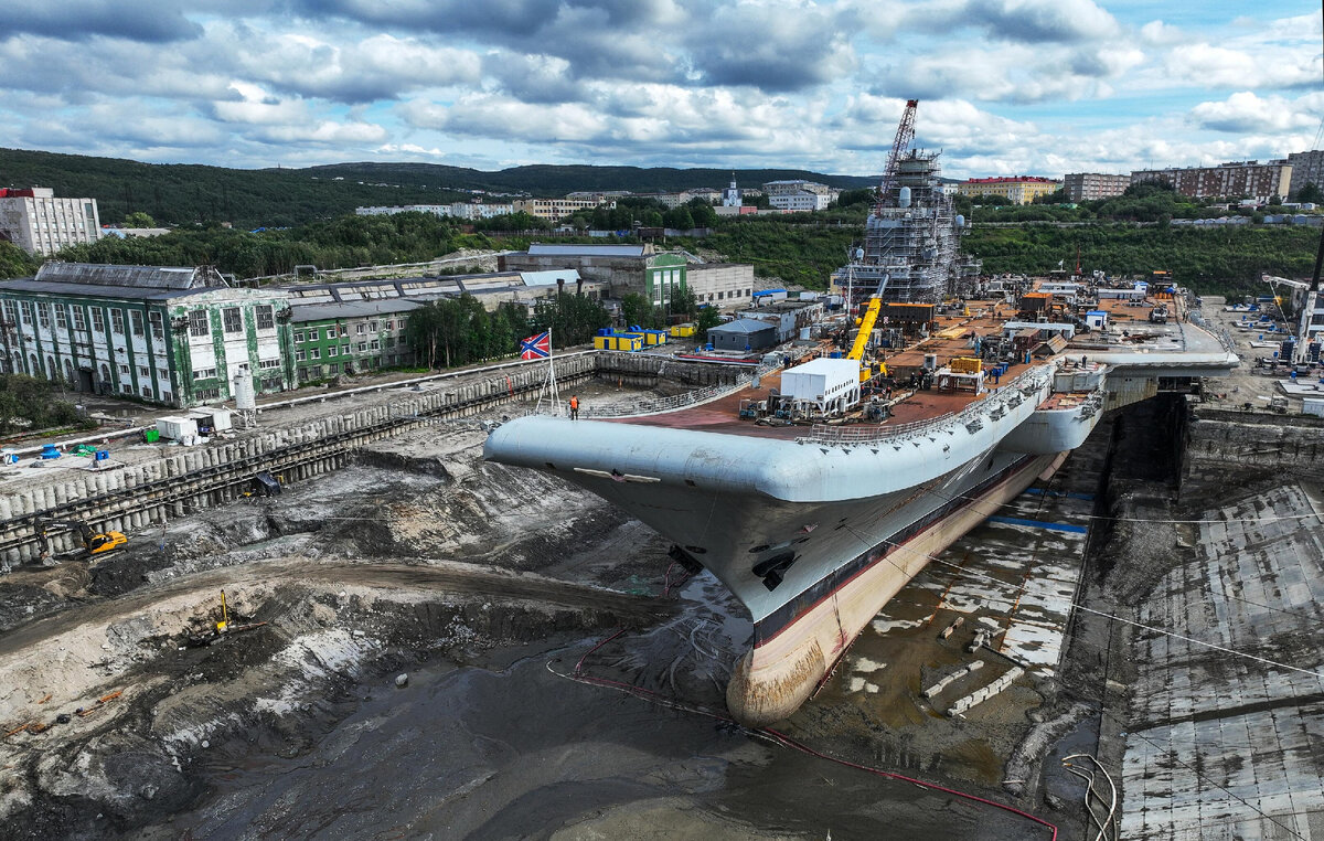 Авианосец "Адмирал Кузнецов" в доке судоремонтного завода Авианосец "Адмирал Кузнецов" в доке судоремонтного завода. Фото из открытых источников.