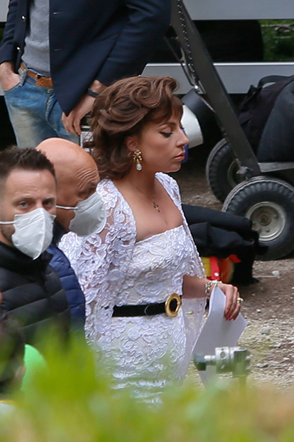 Леди Гага в кружевном платье и неузнаваемый Джаред Лето на съемках фильма House of Gucci Кино