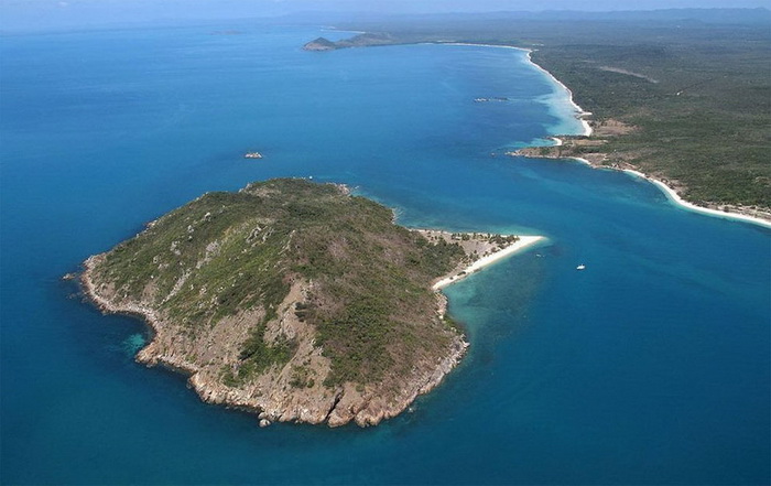 Остров располагается недалеко от Австралии.