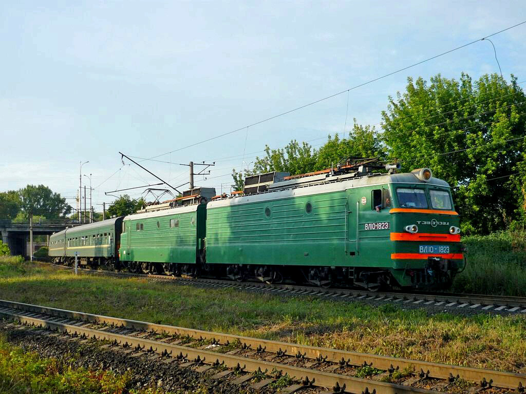 Найду поезда. Поезд вл10-1823. Вл10 электровоз пассажирский. Вл10-1823. Вл 10-1823 электровоз.