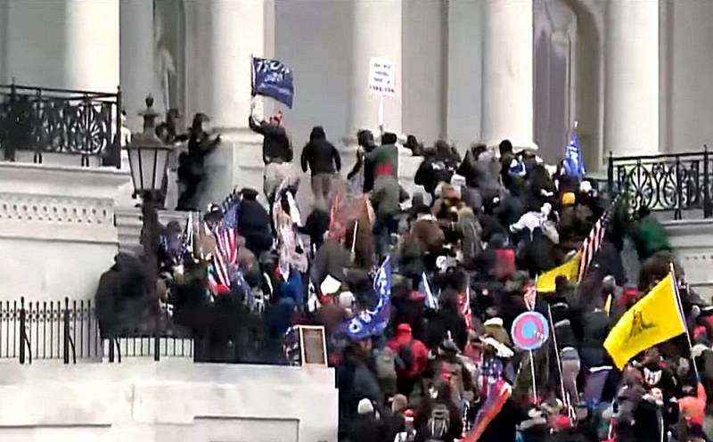 Протестующие штурмуют здание Конгресса США в Вашингтоне Новости