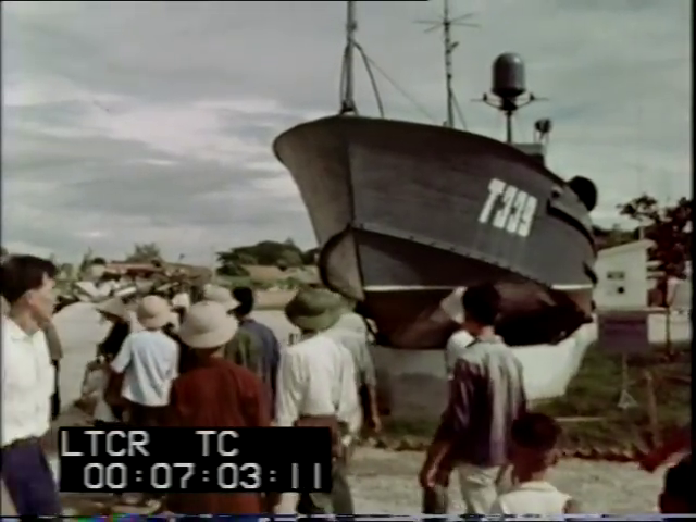 ​Выставленный на всеобщее обозрение торпедный катер с бортовым номером «T339» (очевидно, это другой катер, так как настоящий T-339 был к этому времени потоплен). Кадр из передачи «This Week» британского телеканала Thames Television, 1970 год - Четвёртый Тонкинский инцидент | Warspot.ru