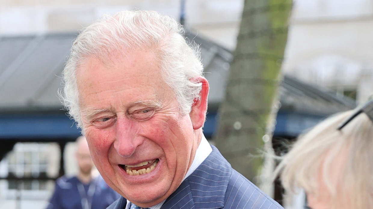 Принц Чарльз не может держать себя в руках из-за песни американского трио