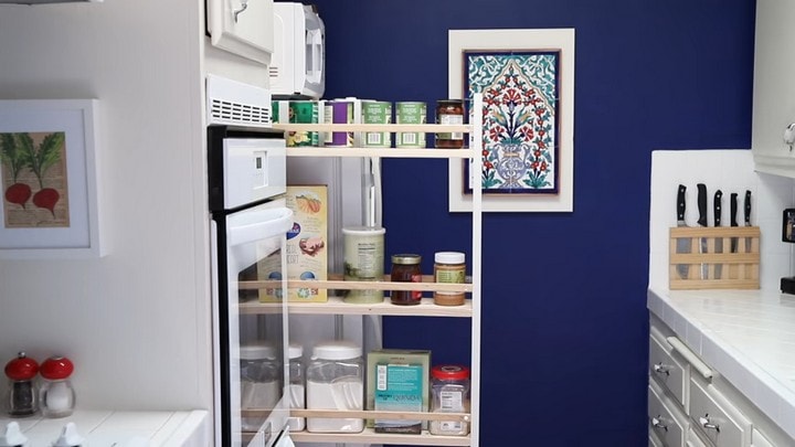 Отличное решение по полезному использованию места между шкафом и холодильником