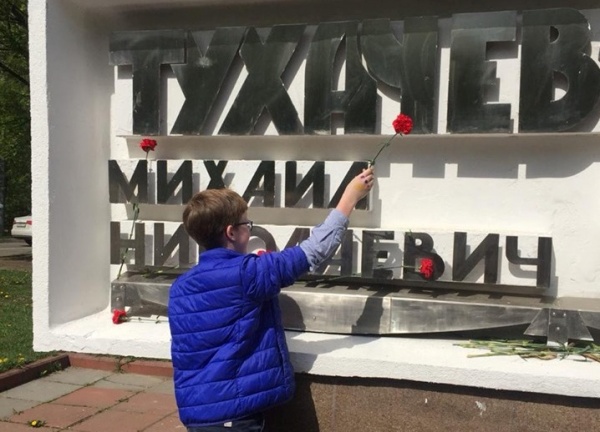 памятник Тухачевскому, возложение цветов(2019)|Фото: ГБОУ Школа 138, фейсбук