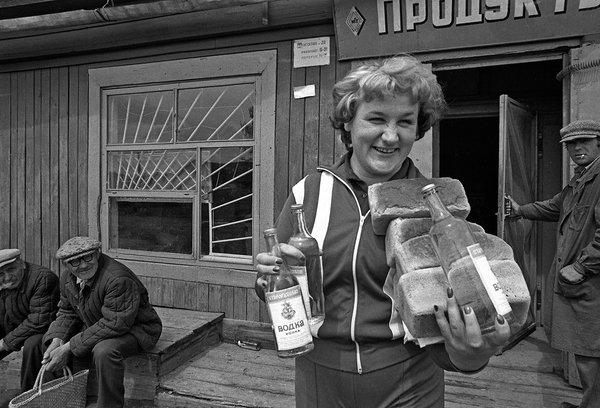 У винного магазина. С. Арканов, 12 ноября 1988 года, г. Челябинск, Государственный исторический музей Южного Урала.