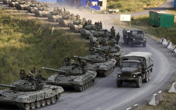 Десятки танков РФ развёрнуты ближе 20 км от границы от Украины в Крыму