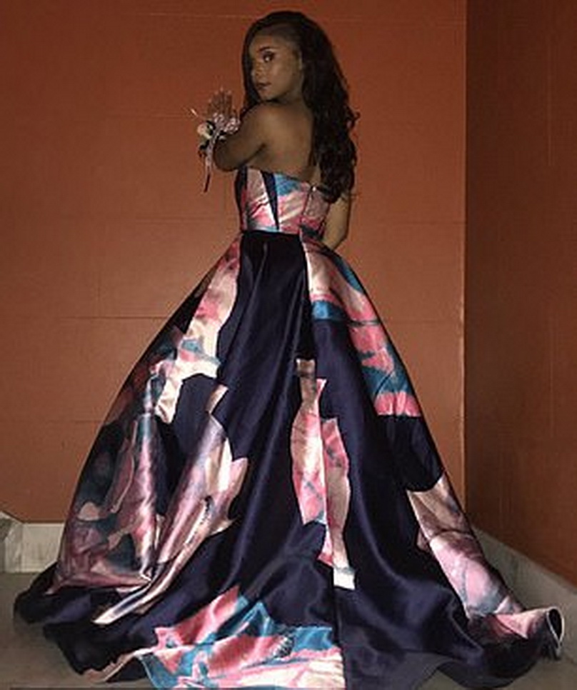 Девушке не с кем было пойти на выпускной, и она позвала дедушку истории из жизни