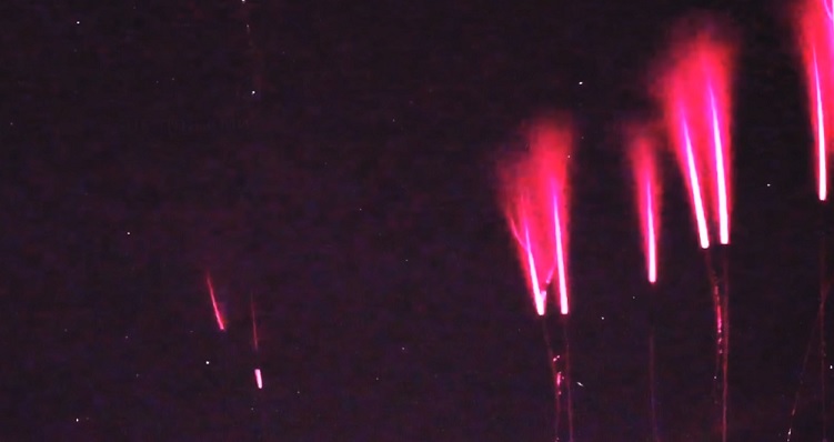 Уральский астроном запечатлел на видео гигантские красные молнии, бьющие вверх