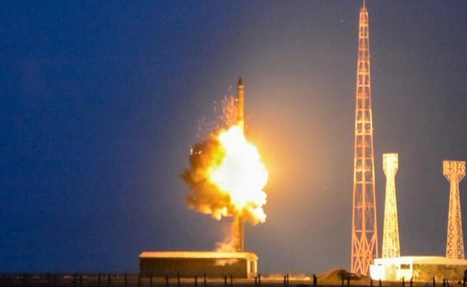 На фото: испытательный пуск боевым расчетом Ракетных войск РФ стратегического назначения межконтинентальной баллистической ракеты.