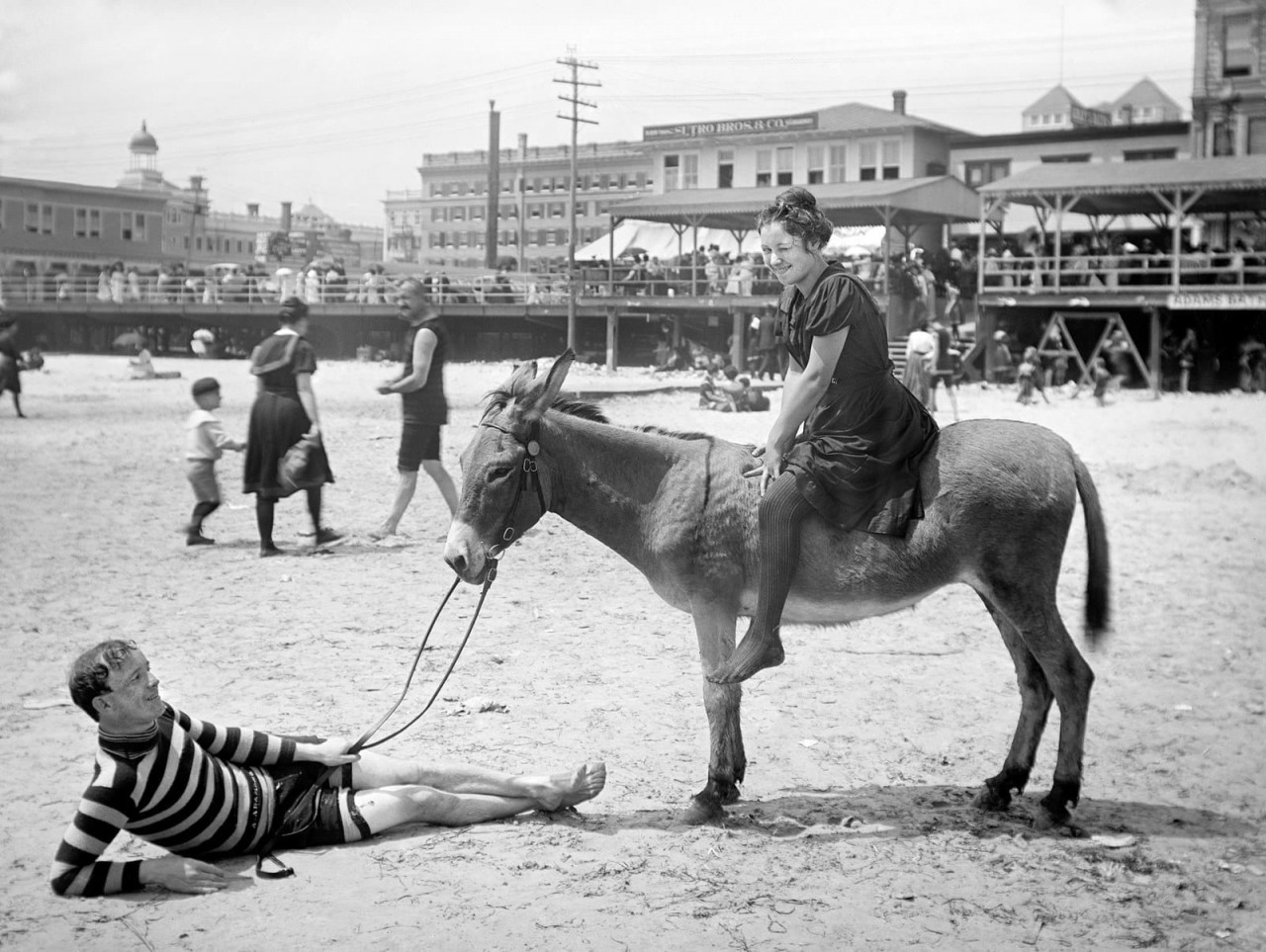 Женщина верхом на осле. Пляж в Атлантик-Сити, 1901 г. 100 лет назад, 20 век, архивные снимки, архивные фотографии, пляж, пляжный отдых, черно-белые фотографии, чёрно-белые фото