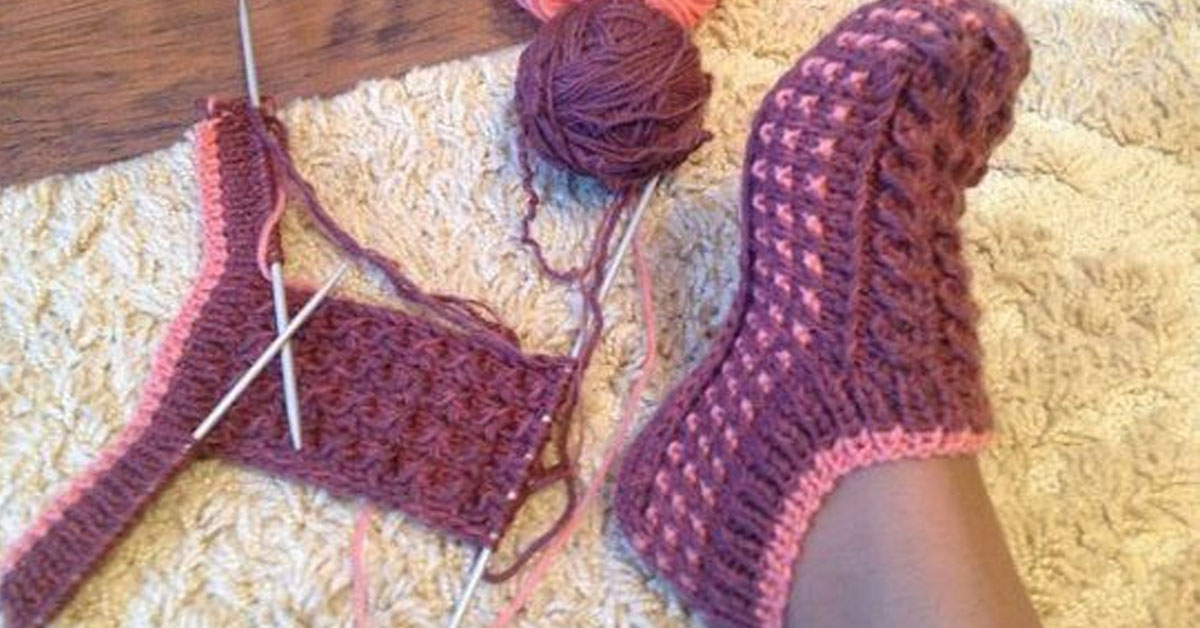 Носки следки спицами. Подследники на двух спицах. Тапочки на двух спицах. Вязаные тапочки на двух спицах. Вязаные тапочки на двух спицах.