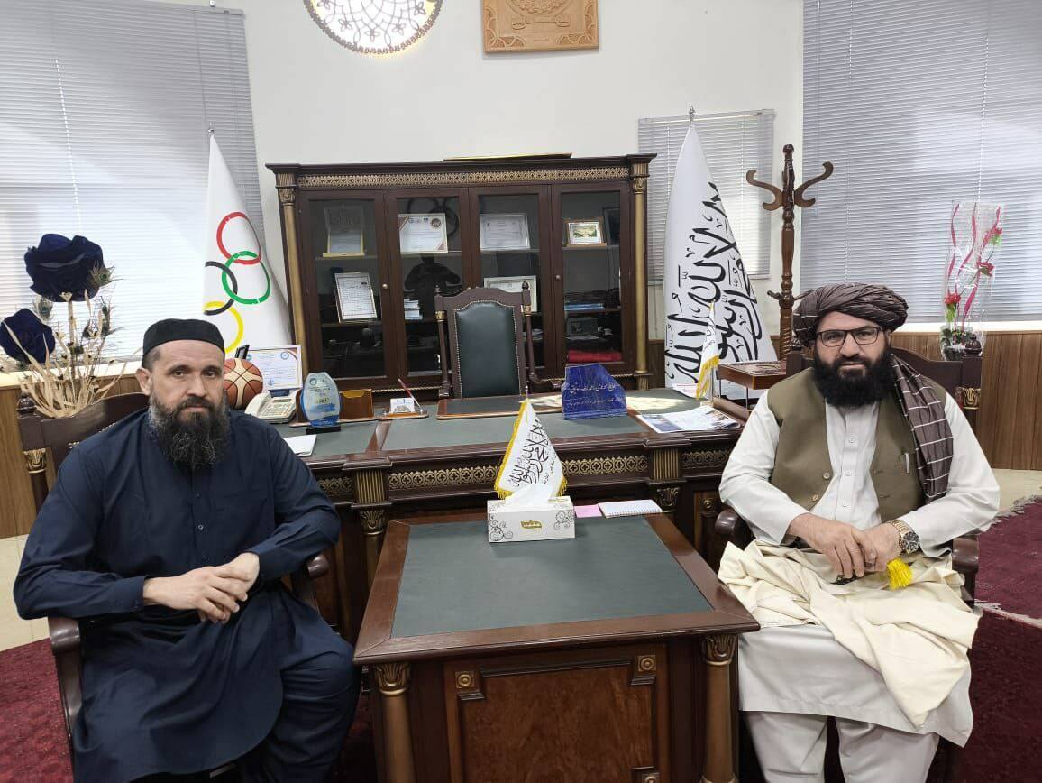 Слева - Рустам Хабибуллин, который считает, что нашей стране нужны афганские мигранты и уже готовы привезти их даже в ДНР. Справа - талиб. Не перепутайте))