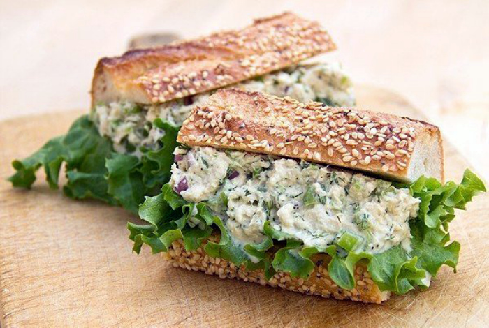 Аппетитный бутерброд с очень сытной и вкусной начинкой. Аппетитный бутерброд с очень сытной и вкусной начинкой.