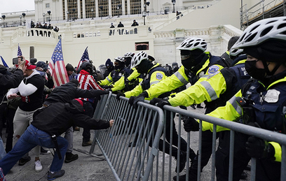 В США полиция применила перцовый газ против участников протестов у Капитолия