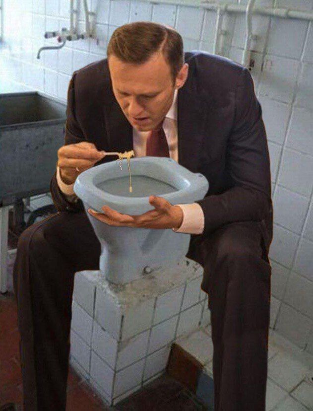 Навального слили. Навальный унитаз. Навальный туалет. Навальный ест из унитаза.