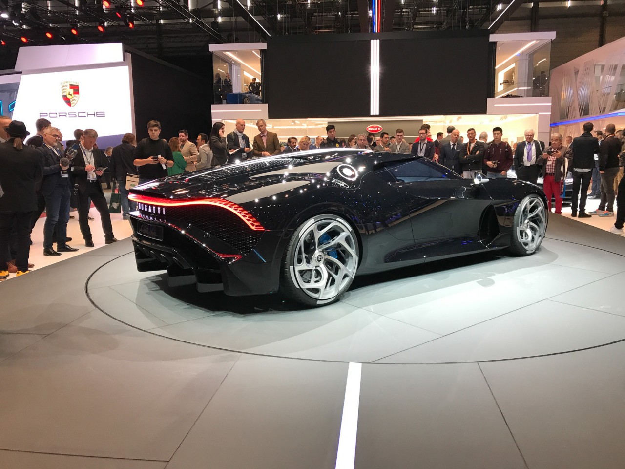 Как выглядит автомобиль за миллиард рублей Bugatti La Voiture Noire