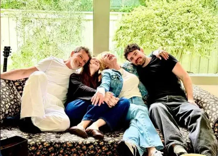 Антонио Бандерас воссоединился с бывшей женой Мелани Гриффит ради встречи с дочерью и её мужем Бандерас, Мелани, Гриффит, дочерью, бывшей, после, Стеллой, Антонио, женой, мужем, Алексом, Бандераса, зятем, относится, развода, теплотой, супруги, Сейчас, бывшие, немногих