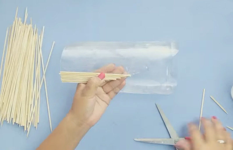 Полезная и красивая вещь из пластиковой бутылки и деревянных шпажек домашний очаг,рукоделие,своими руками,сделай сам,умелые руки