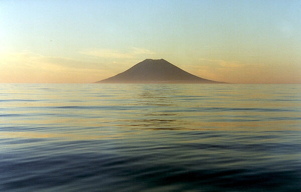 На снимке Википедии живописный остров Атласова.