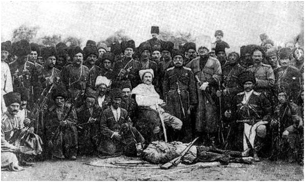 Дагестанский конный полк во главе с поручиком Кибировым (в центре) у тела Зелимхана. Аул Шали, Сентябрь 1913 г.