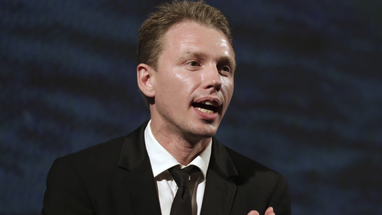 Режиссер Роман Артемьев раскрыл, что прячет Александр Баширов за маской фигляра Режиссер Роман Артемьев раскрыл, что прячет Александр Баширов за маской фигляра Шоу-бизнес