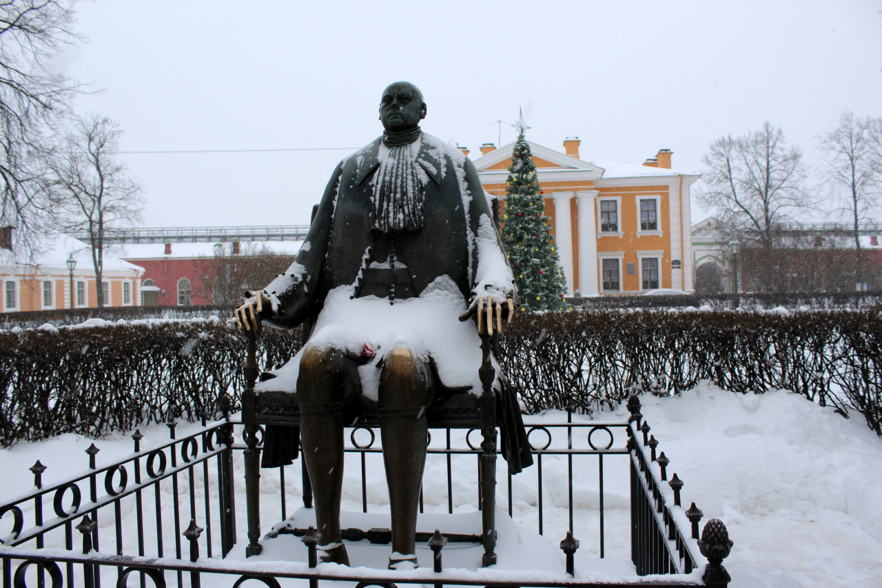 Памятник посмертно. Памятник Петру 1 в Петропавловской крепости. Шемякин памятник Петру 1 в Петропавловской крепости. Скульптура Петра 1 в Петропавловской крепости. Шемякин Петр 1 Петропавловская крепость.