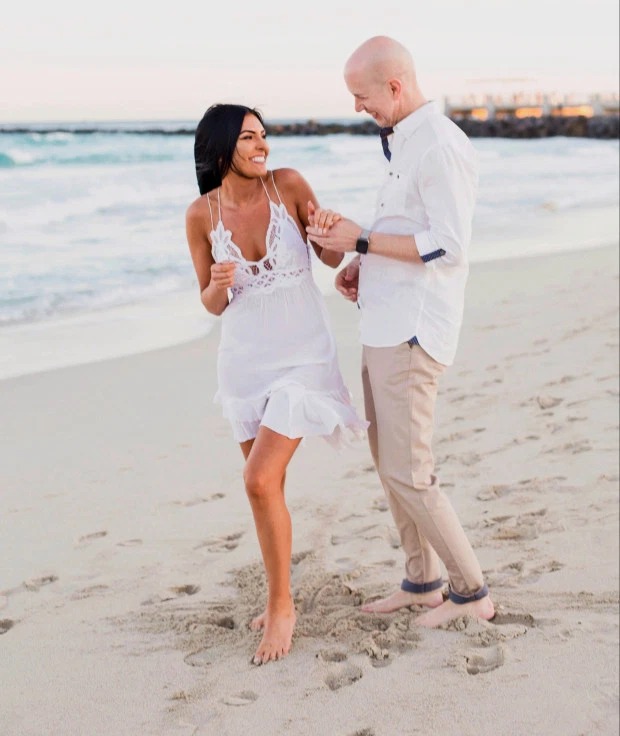 Любовь без границ: пара с 23-летней разницей в возрасте обручилась через месяц после знакомства