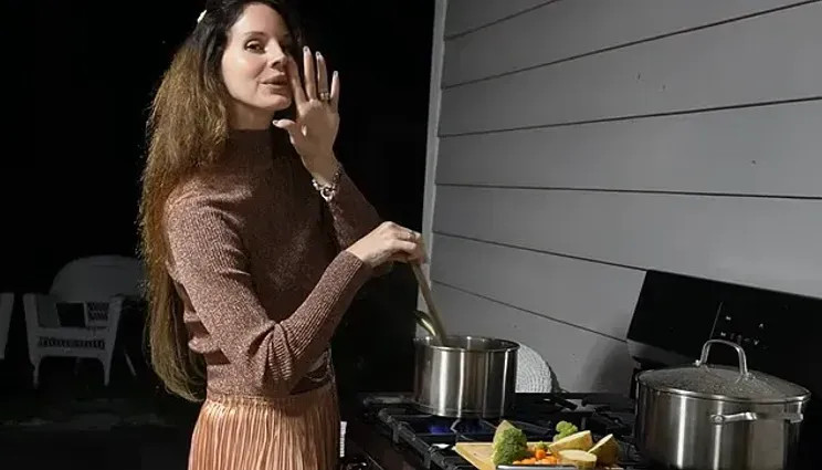 Лана Дель Рей в образе tradwife снялась в клипе с мужем Лана Дель Рей в образе tradwife снялась в клипе с мужем phillip faraone,white feather,дель рей,джереми дюфрен,лан дель,лан дельрей