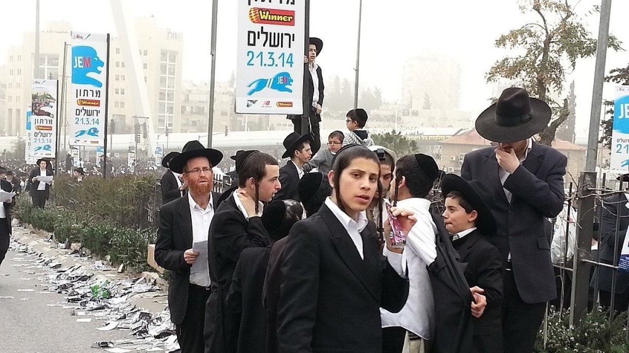 Молодые харедим (ультраортодоксальные евреи) на митинге против отмены отсрочки призыва в армию для студентов ешив.
