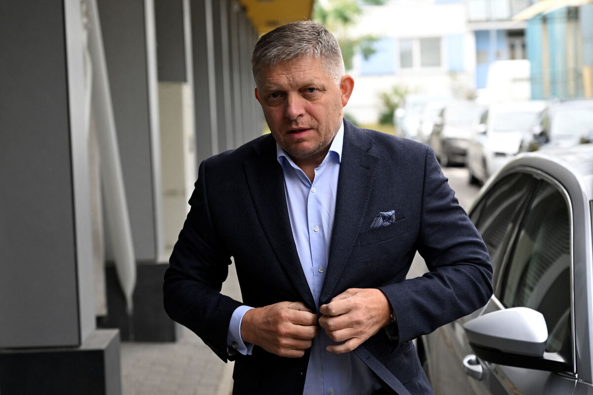 Глава МО Словакии Калиняк сообщил о тяжелом состоянии здоровья премьера Фицо