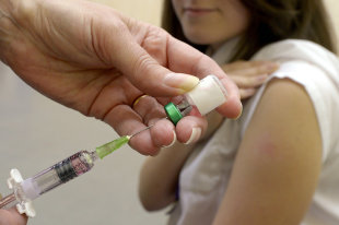 Первыми вакцину от коронавируса получат медики и учителя Политика