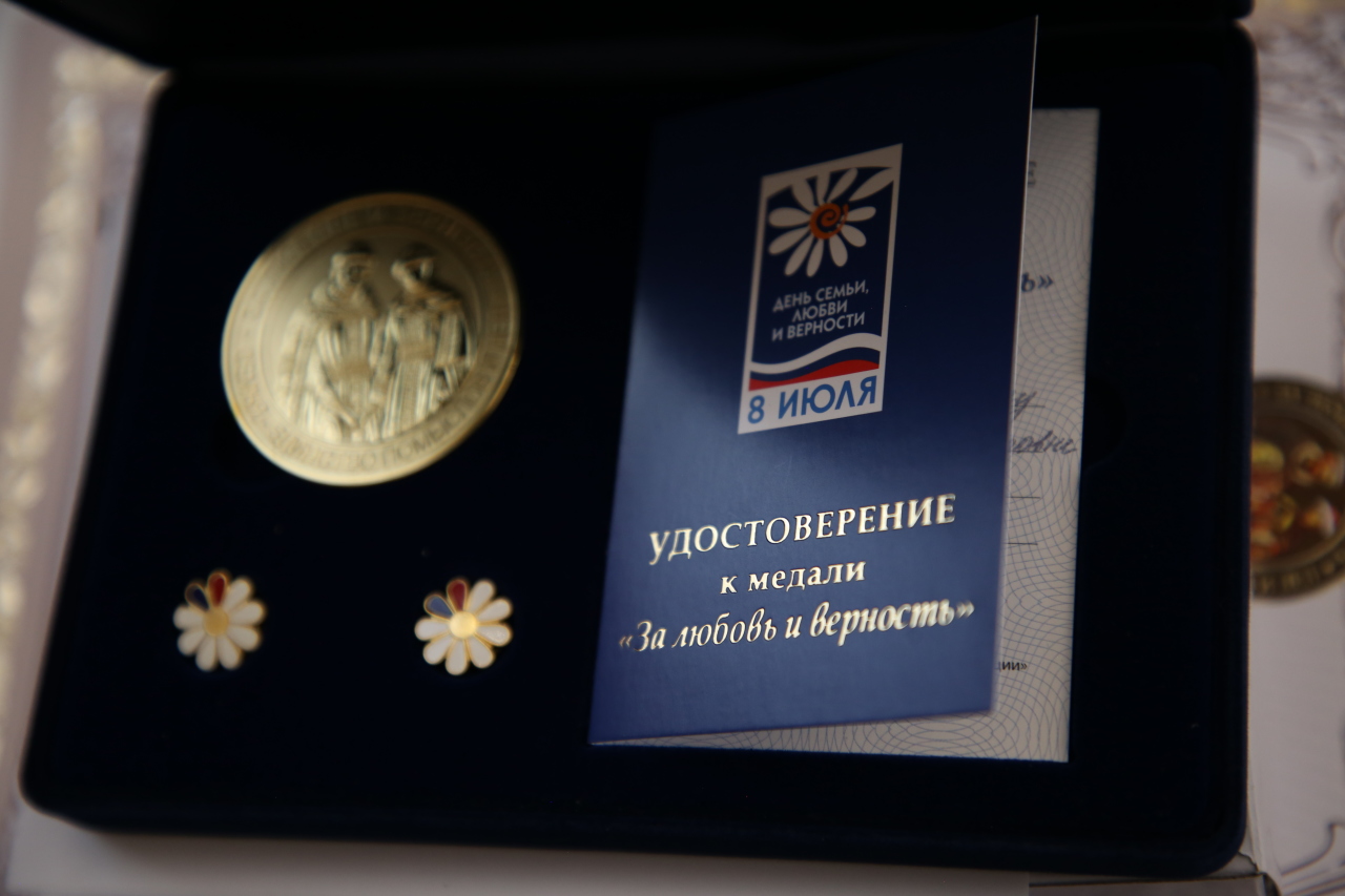 В Тверской области 40 супружеских пар получили медали «За любовь и верность»