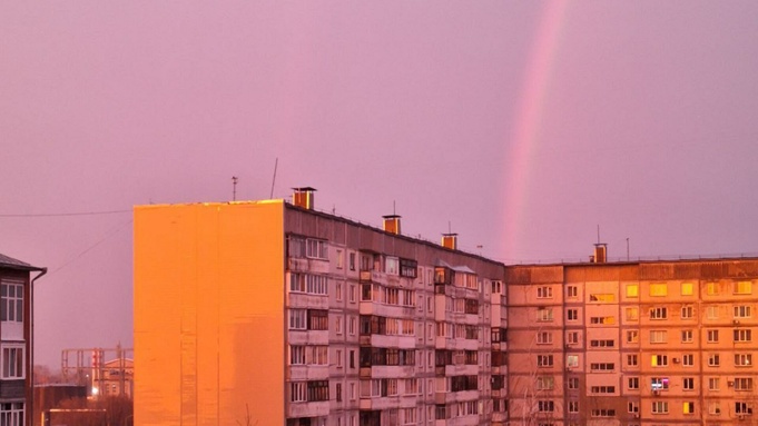 Огромную радугу и красивый закат наблюдали жители Бийска 15 апреля. Фото