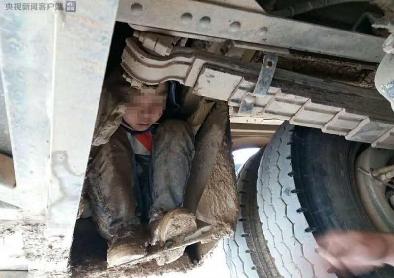 Дети три часа ехали под днищем автобуса чтобы встретиться с родителями авто, автобус, безбилетник, дети, история, китай, проезд, родители