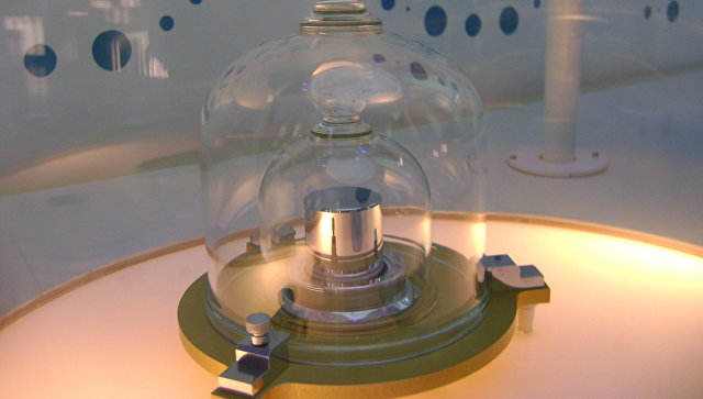 Копия эталона одного килограмма в музейном центре Cité des Sciences et de L'Industrie в Париже, Франция