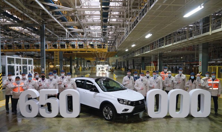Самый продаваемый автомобиль в России: завод Lada Ижевск выпустил юбилейную 650-тысячную Lada Vesta