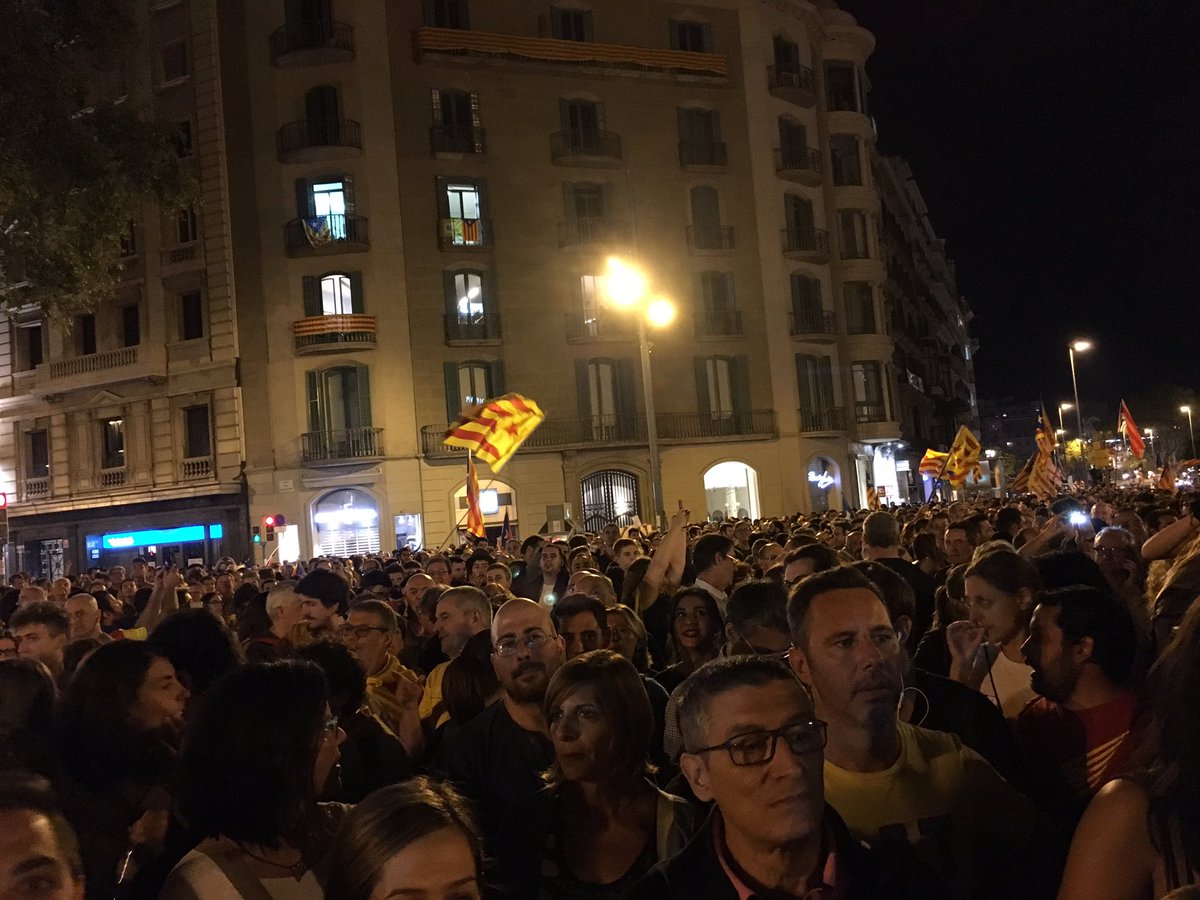 Covid-19 в испании. массовые беспорядки в испании 2021. испания ситуация. испания штрафы. машина скорой помощи.