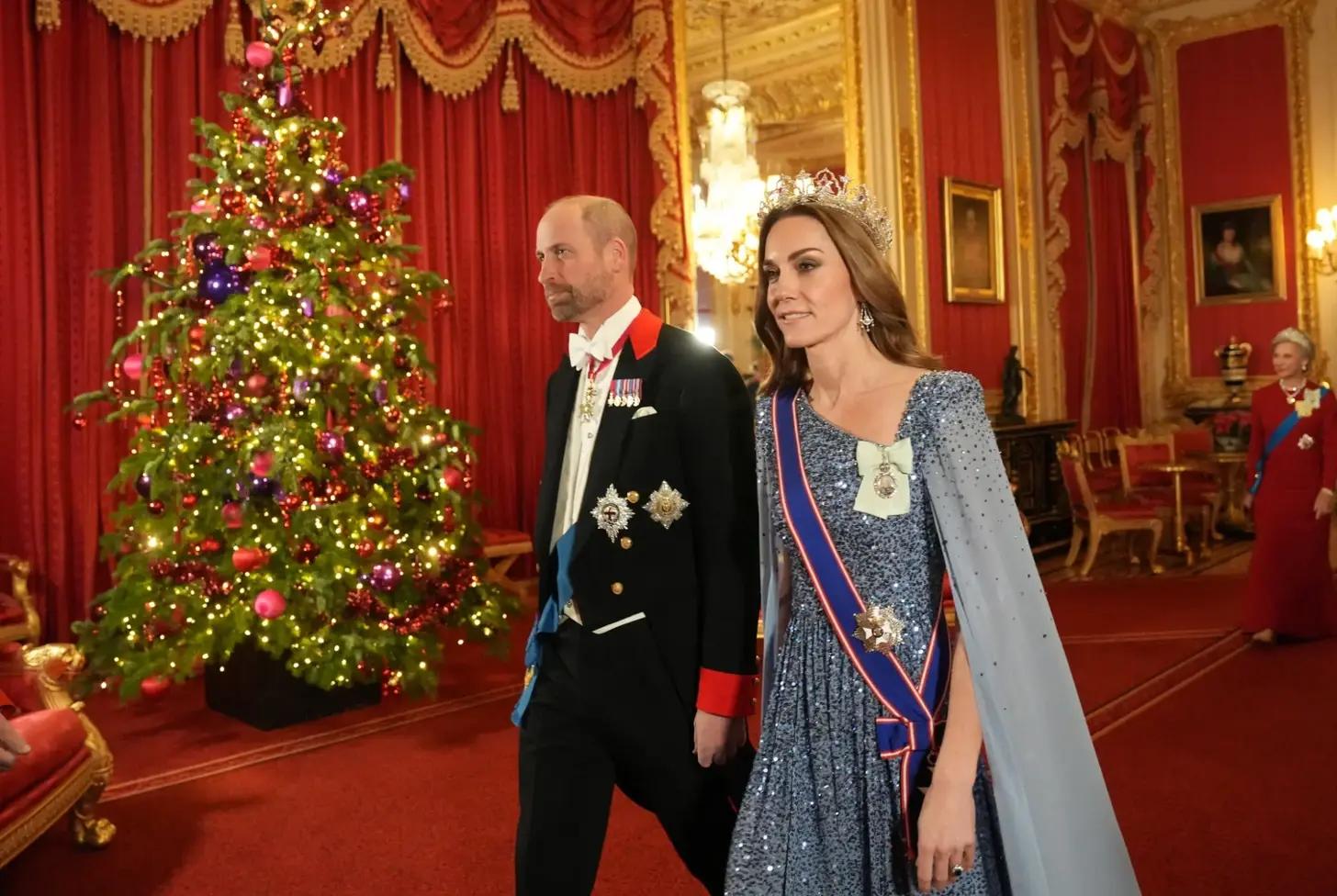 Из принцессы в королеву: лучшие выходы Кейт Миддлтон в 2025 году принцесса, образ, Уэльская, также, платье, честь, надела, принцессе, принц, ордена, принцессы, выбрала, серьги, дополнила, Миддлтон, шляпка, оттенка, время, Уильям, Rossi