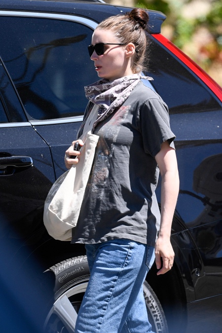 Не спрятаться: Руни Мара пытается скрыть свое положение от папарацци Не спрятаться: Руни Мара пытается скрыть свое положение от папарацци Дети,Беременные звезды