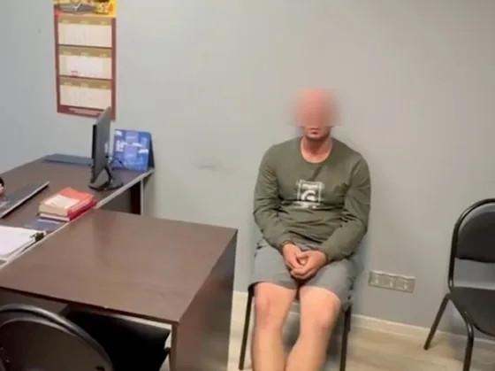 Суд арестовал неадеквата, бросившего ребенка на пол в Шереметьево