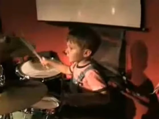 Пятилетний мальчишка жарит на барабанной установке похлеще взрослого