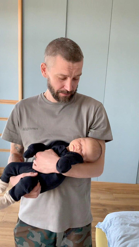 Владимир Кристовский впервые показал младшую дочь Тею и завел блог для начинающих родителей Дети,Дети знаменитостей