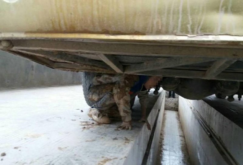 Дети три часа ехали под днищем автобуса чтобы встретиться с родителями авто, автобус, безбилетник, дети, история, китай, проезд, родители