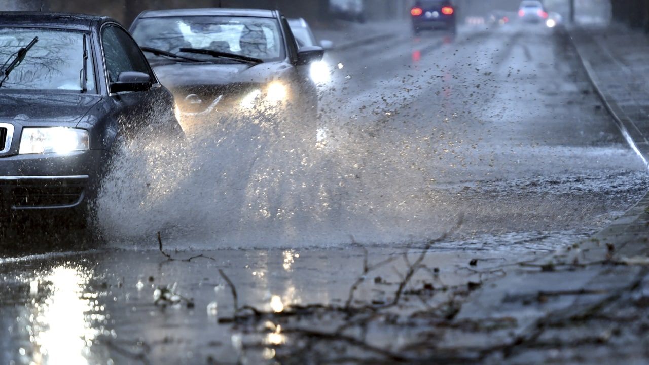 Потоки воды уносили автомобили в Лазаревском районе Сочи Происшествия